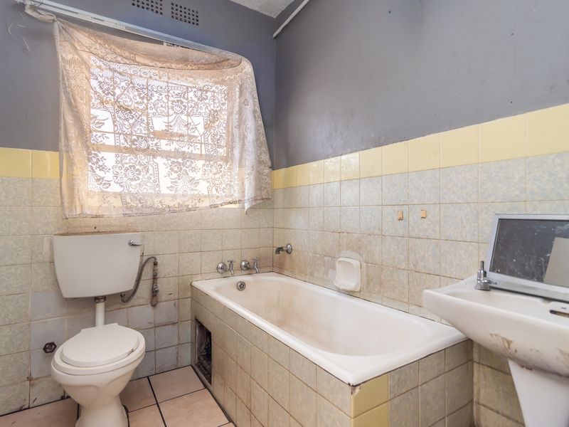 RENOVATION-READY APARTMENT OPPORTUNITY - Photo 7