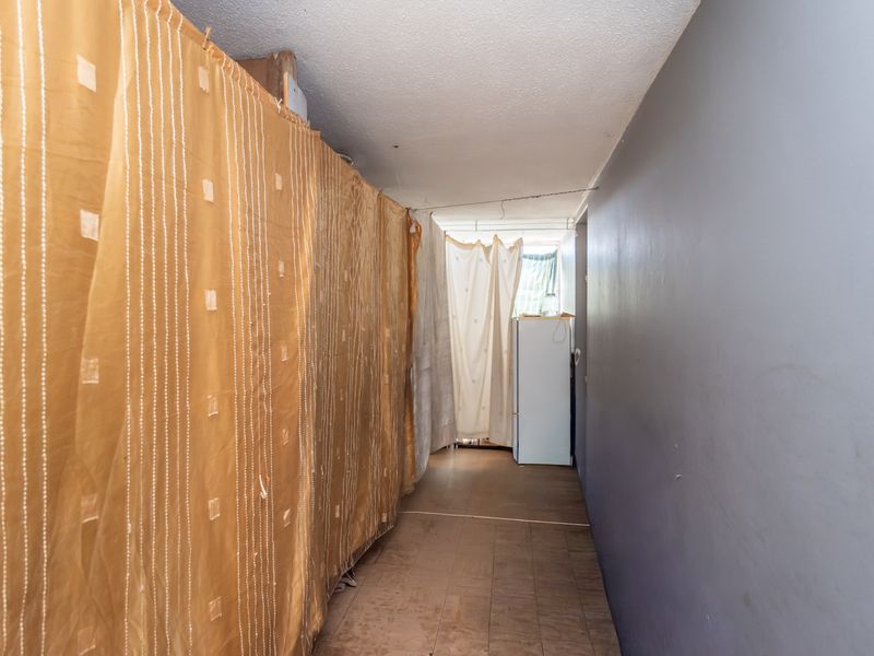 RENOVATION-READY APARTMENT OPPORTUNITY - Photo 6