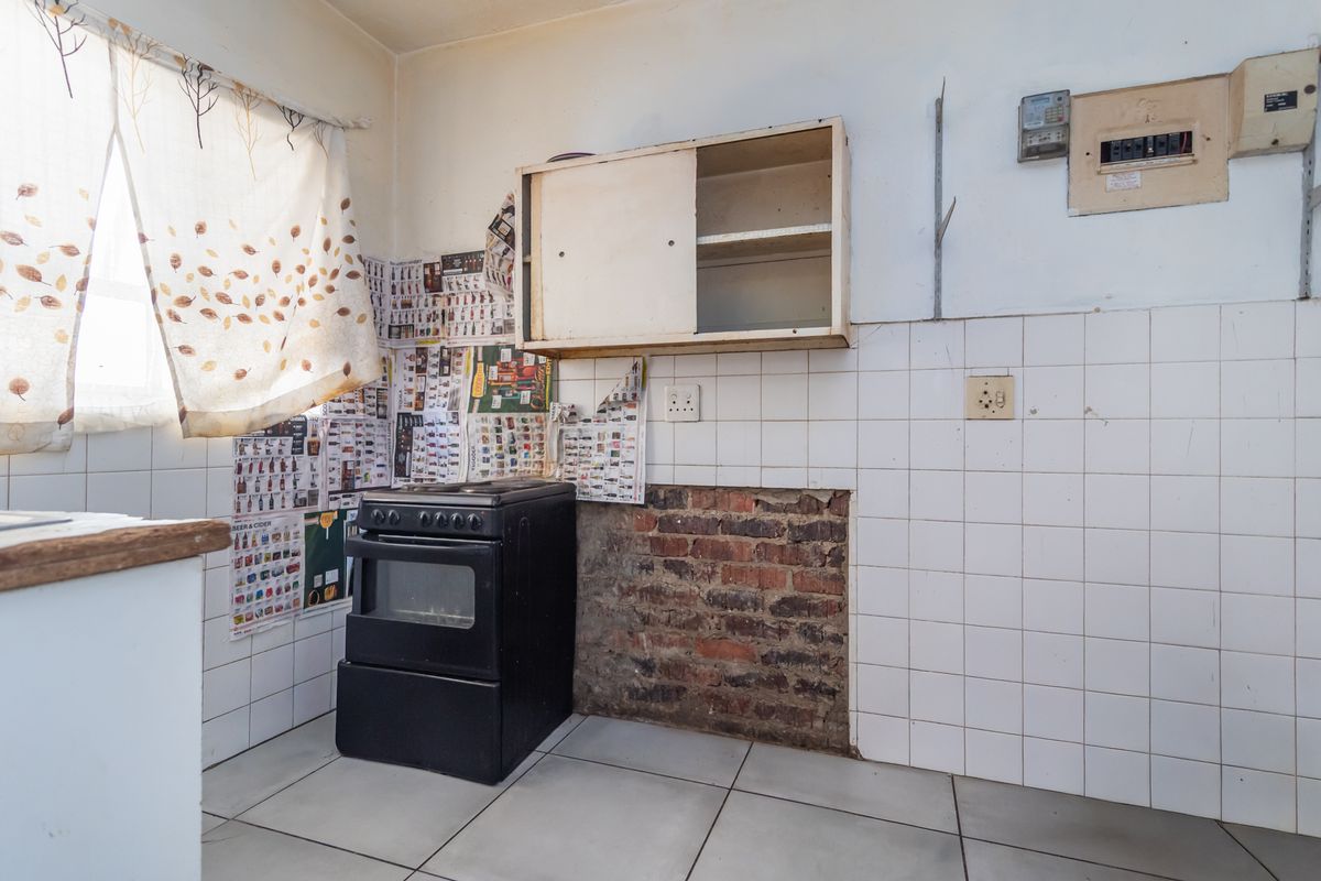 RENOVATION-READY APARTMENT OPPORTUNITY - Photo 3