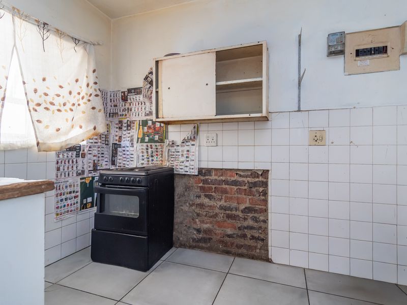 RENOVATION-READY APARTMENT OPPORTUNITY - Photo 3