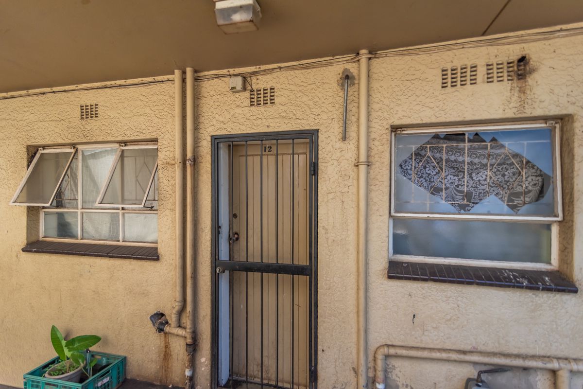 RENOVATION-READY APARTMENT OPPORTUNITY - Photo 2