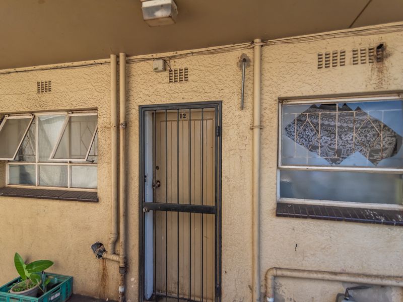 RENOVATION-READY APARTMENT OPPORTUNITY - Photo 2