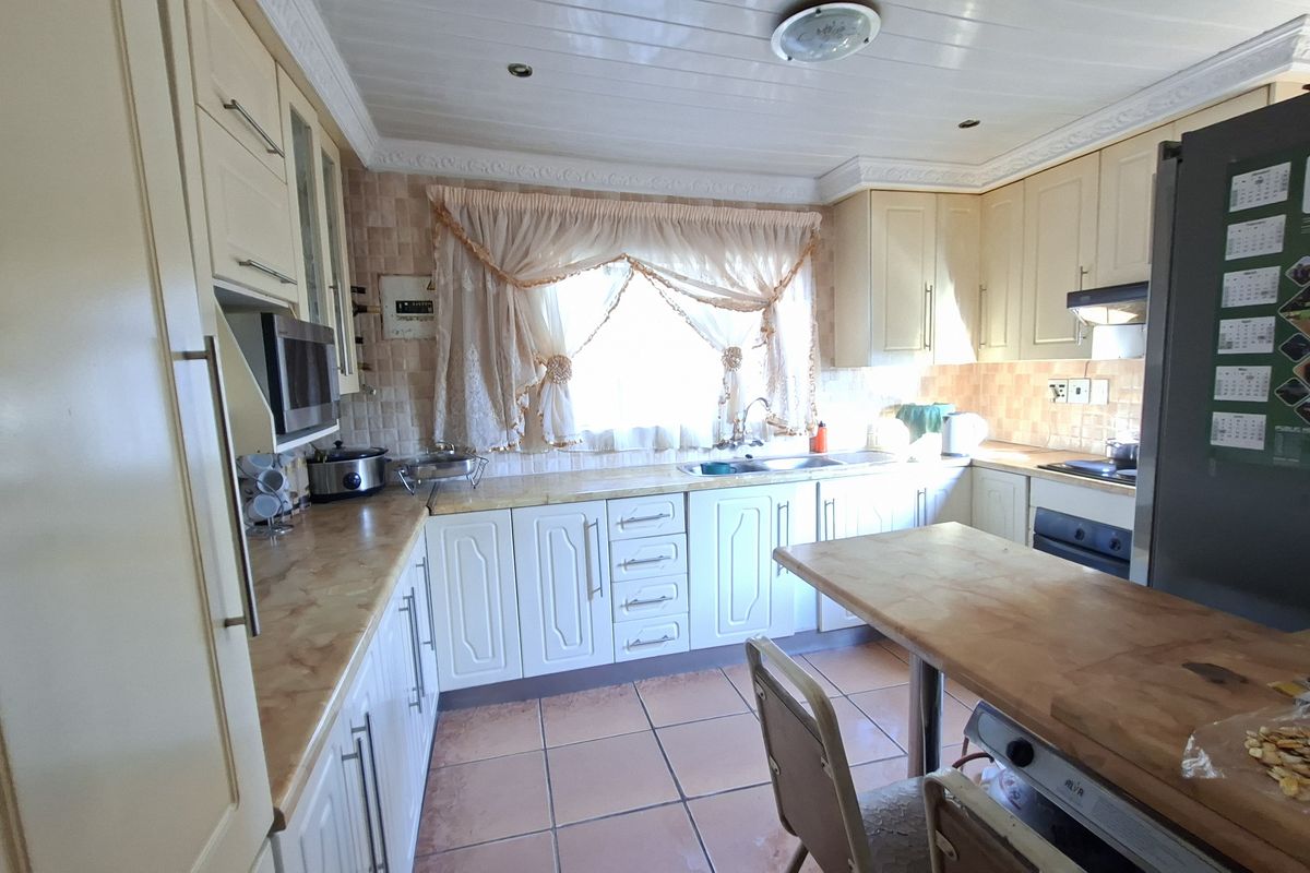 3-Bedroom Gem with 3 Outside Rooms - Photo 4