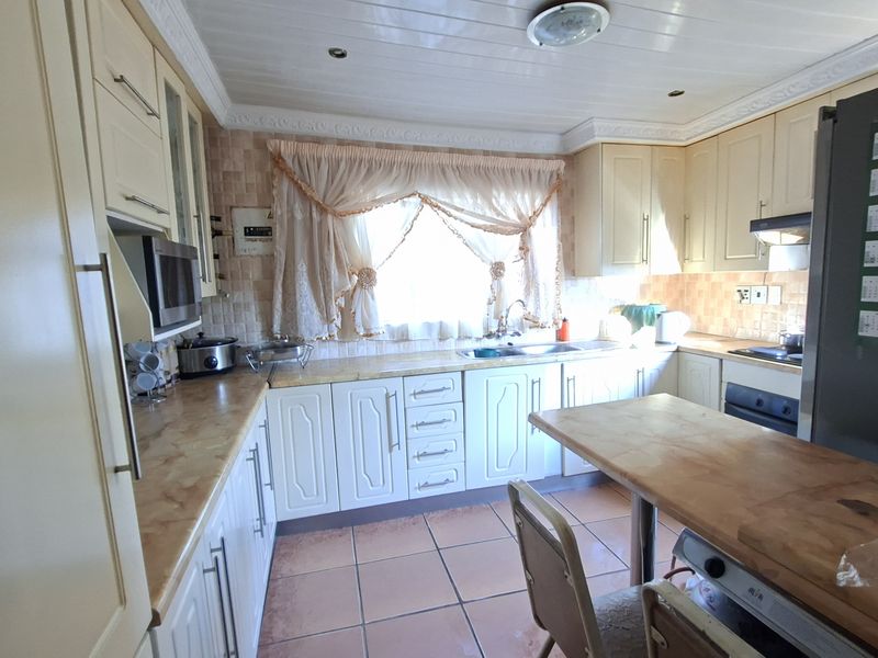 3-Bedroom Gem with 3 Outside Rooms - Photo 4