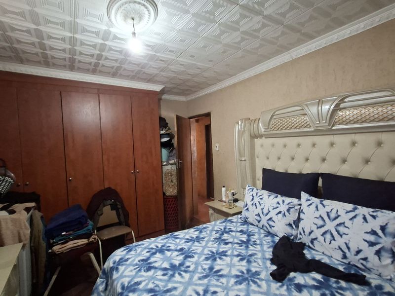 3-Bedroom Gem with 3 Outside Rooms - Photo 9