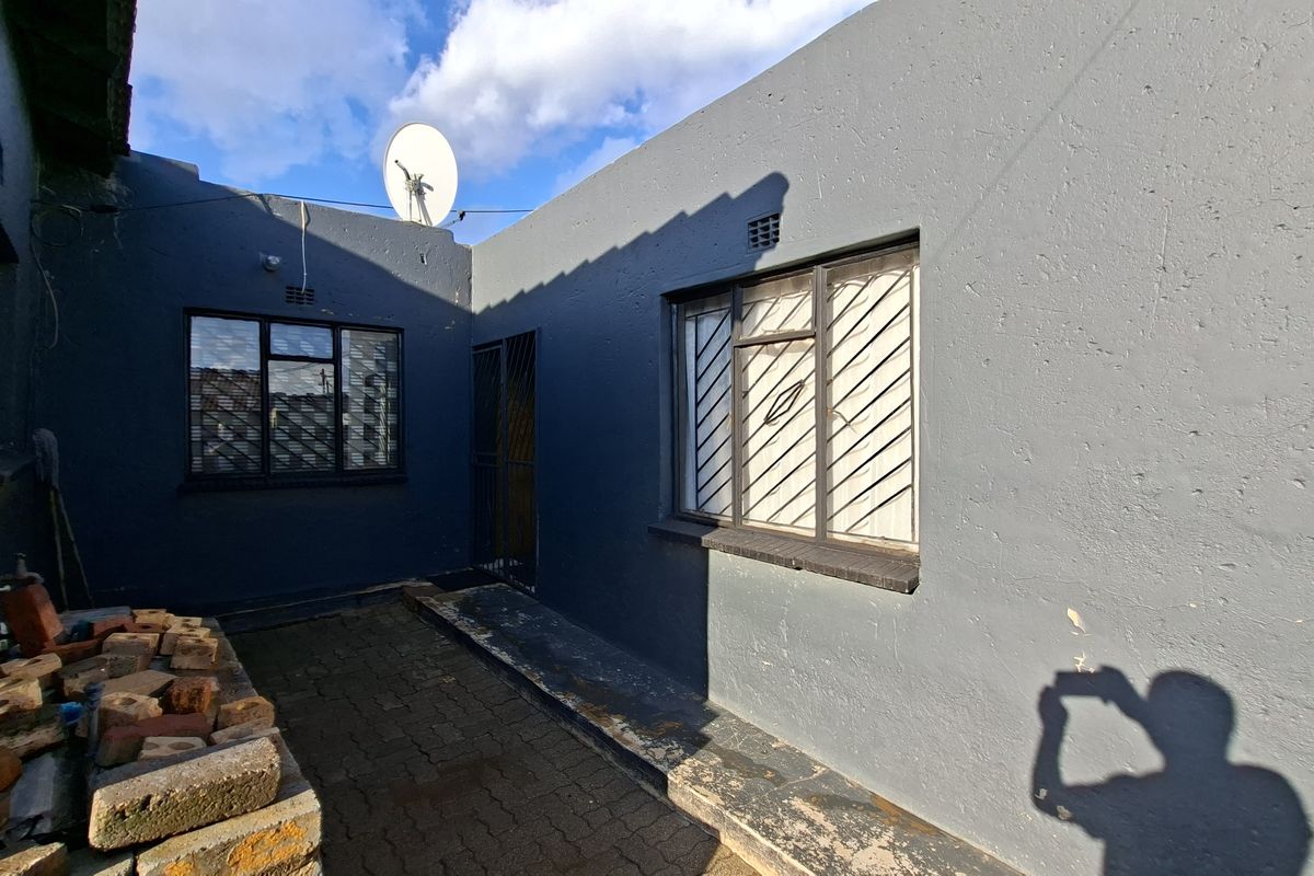 3-Bedroom Gem with 3 Outside Rooms - Photo 2