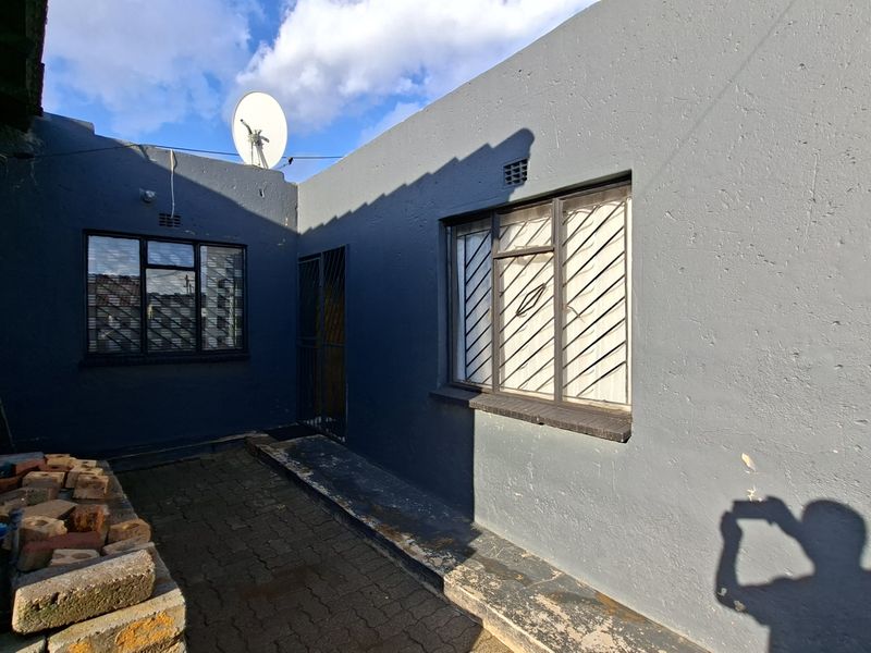 3-Bedroom Gem with 3 Outside Rooms - Photo 2