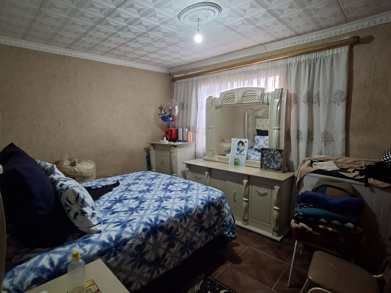 3-Bedroom Gem with 3 Outside Rooms - Photo 10