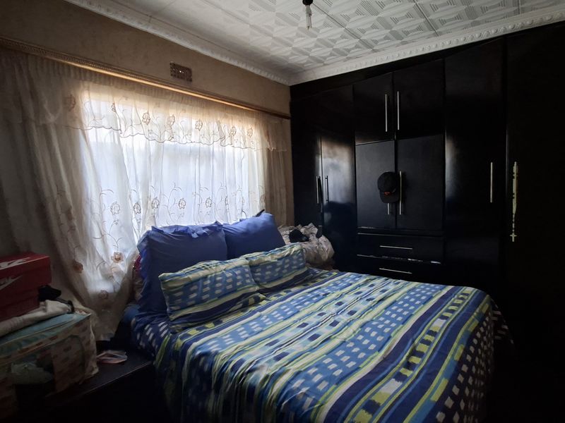 3-Bedroom Gem with 3 Outside Rooms - Photo 8