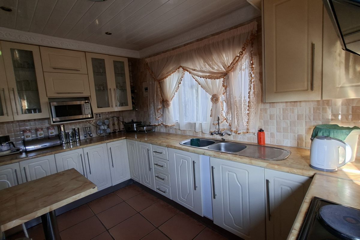 3-Bedroom Gem with 3 Outside Rooms - Photo 3