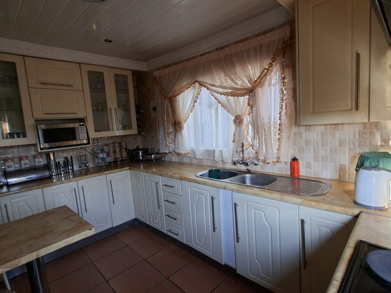 3-Bedroom Gem with 3 Outside Rooms - Photo 3