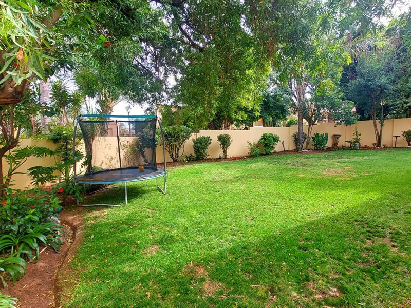 Refined Family Living in a Pet-Friendly Setting - Photo 3