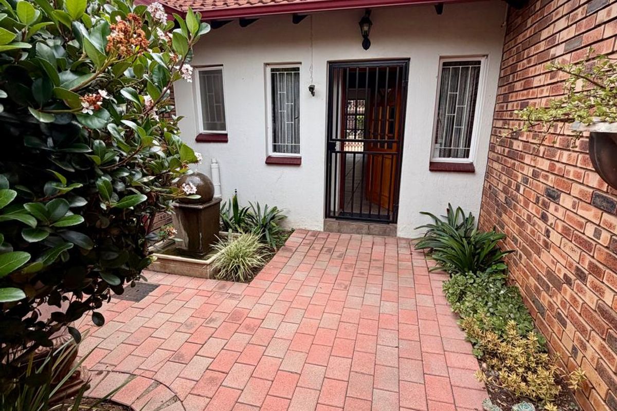 Prime Location - Family Home - Flatlet! - Photo 3