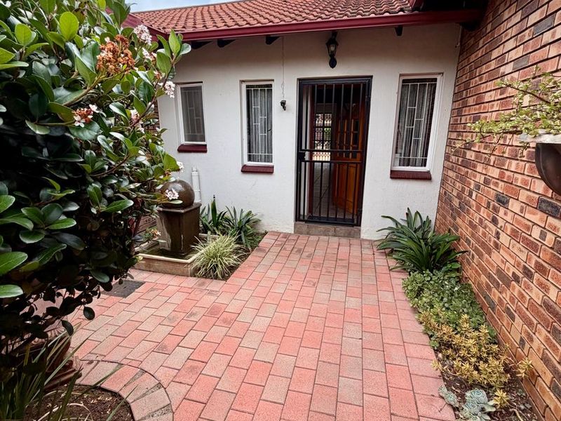 Prime Location - Family Home - Flatlet! - Photo 3