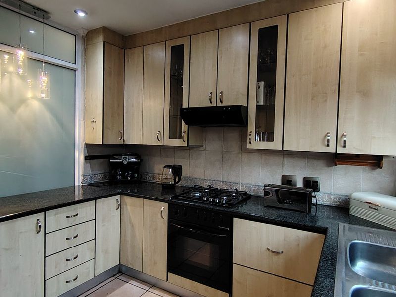 Prime Location - Family Home - Flatlet! - Photo 8