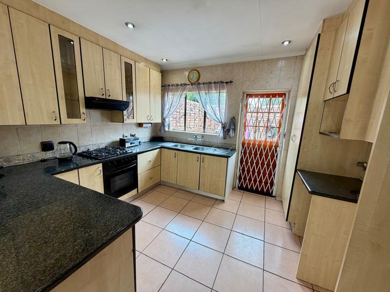 Prime Location - Family Home - Flatlet! - Photo 6