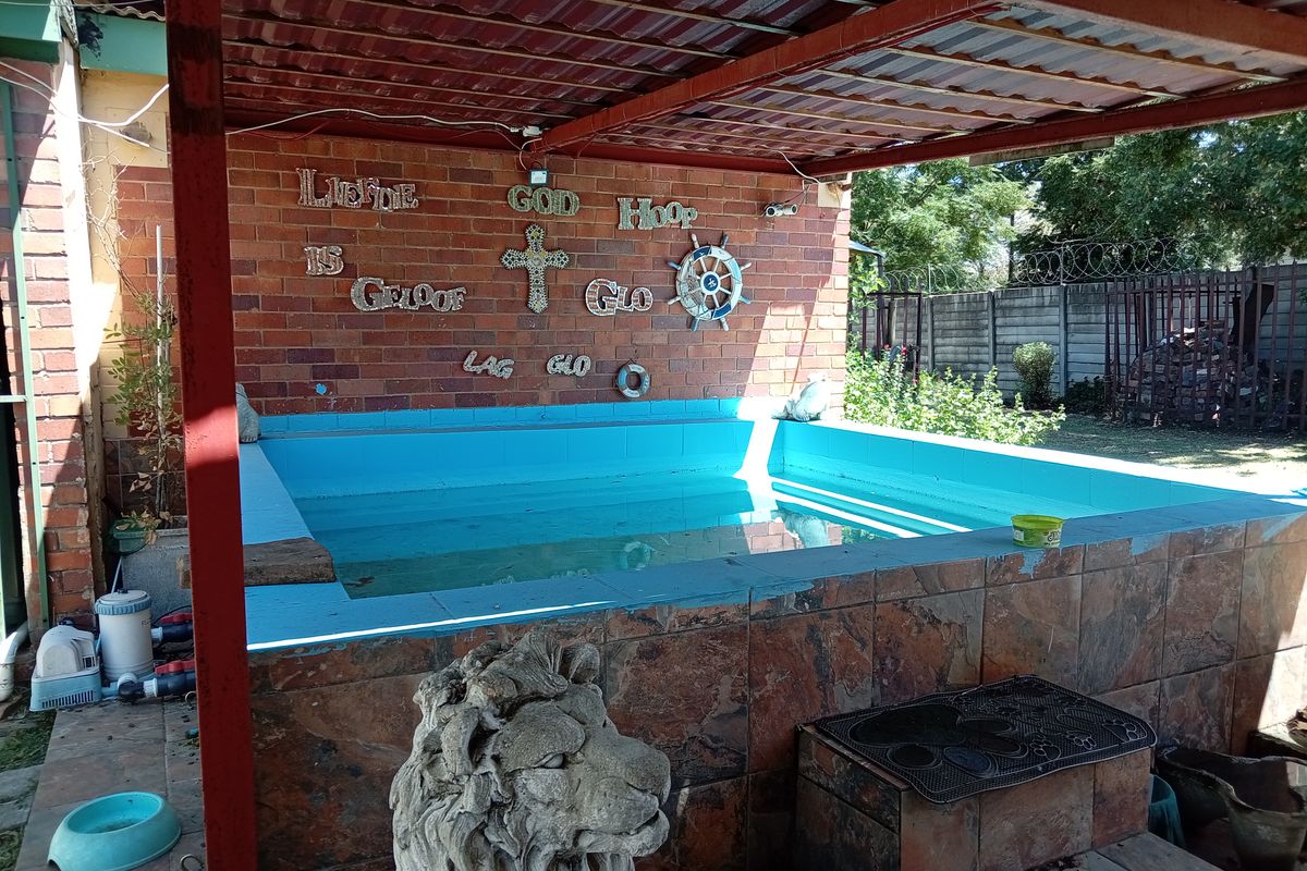 Stunning 4-bedroom freestanding home for sale in Standerton Central—perfect for family living! - Photo 2