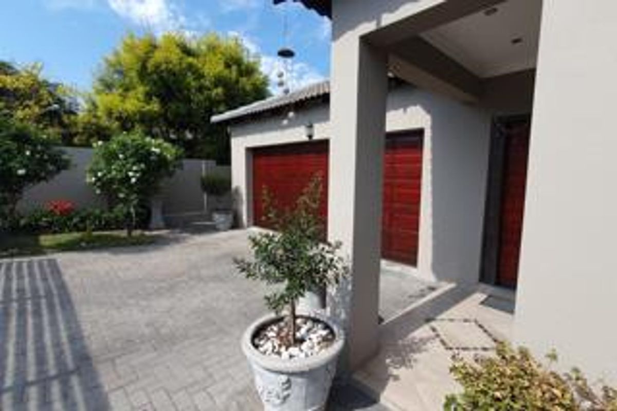 Charming 3-bedroom cluster for sale in Buccleuch, Sandton—perfect for modern living and convenience! - Photo 3