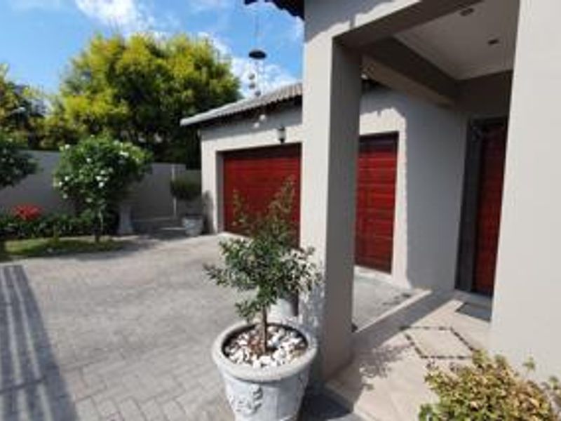 Charming 3-bedroom cluster for sale in Buccleuch, Sandton—perfect for modern living and convenience! - Photo 3