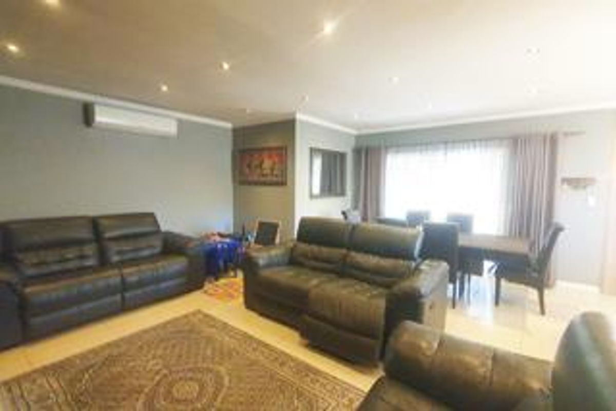 Charming 3-bedroom cluster for sale in Buccleuch, Sandton—perfect for modern living and convenience! - Photo 5