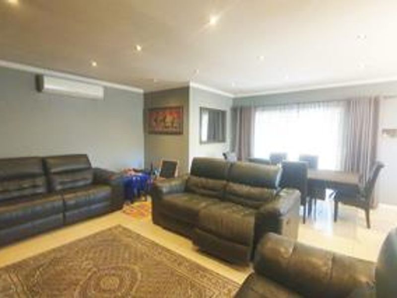 Charming 3-bedroom cluster for sale in Buccleuch, Sandton—perfect for modern living and convenience! - Photo 5