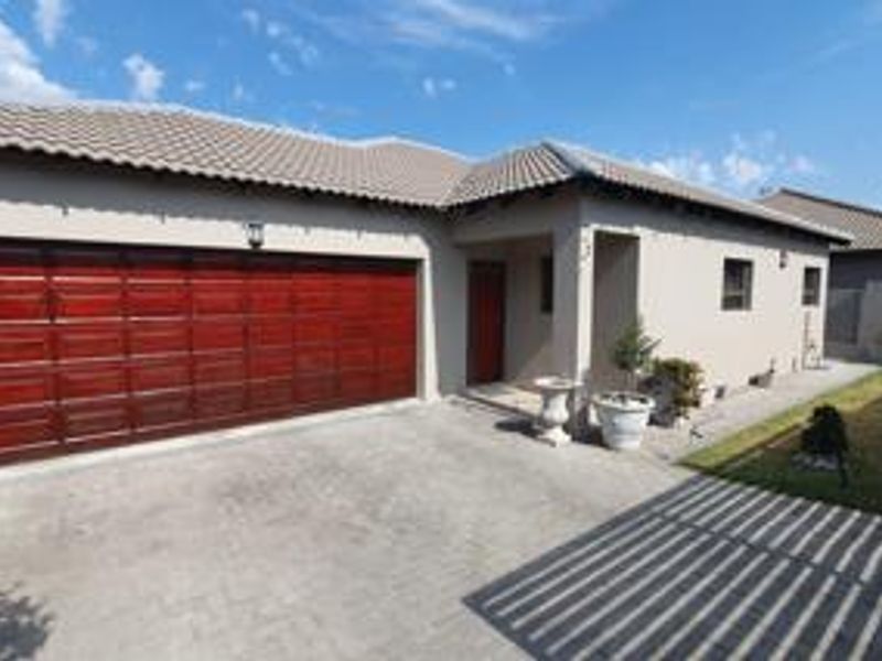 Charming 3-bedroom cluster for sale in Buccleuch, Sandton—perfect for modern living and convenience! - Photo 2