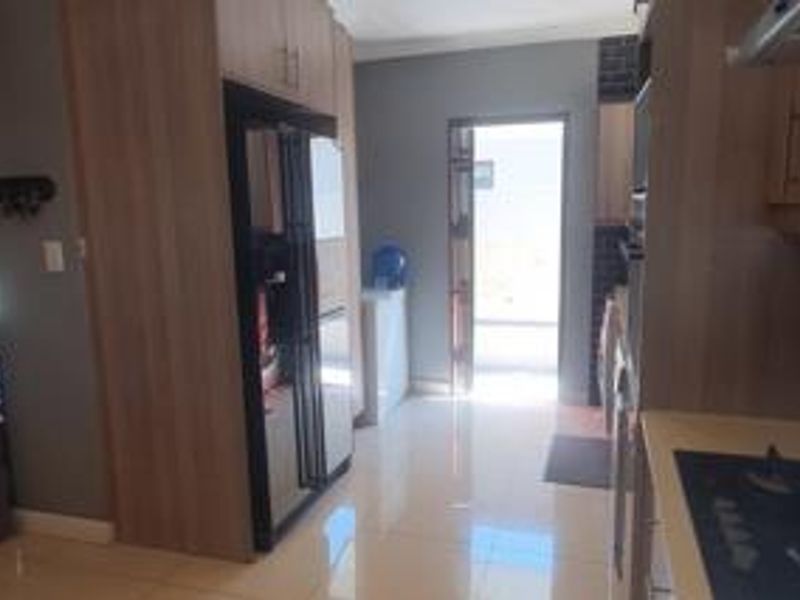 Charming 3-bedroom cluster for sale in Buccleuch, Sandton—perfect for modern living and convenience! - Photo 9