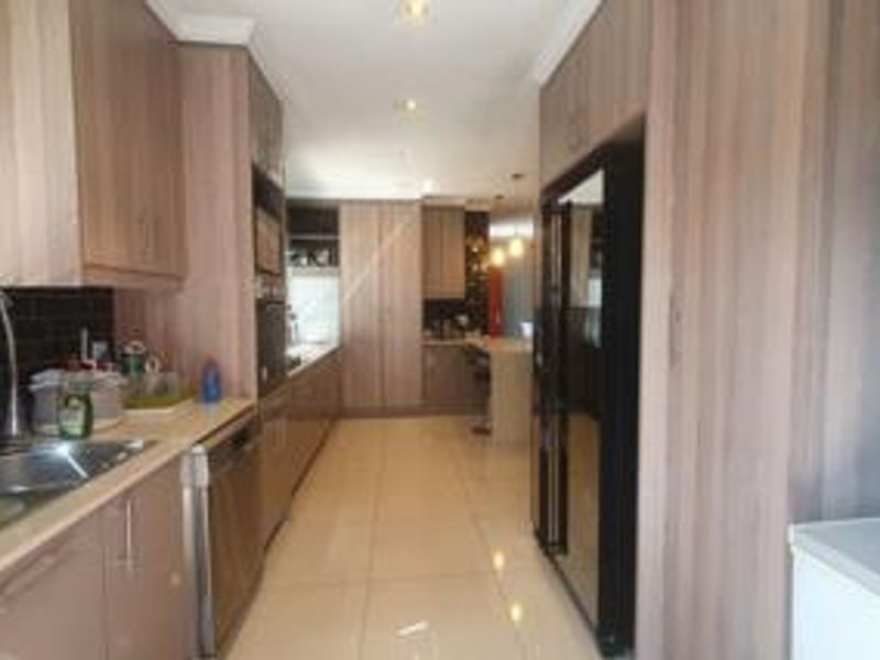 Charming 3-bedroom cluster for sale in Buccleuch, Sandton—perfect for modern living and convenience! - Photo 8