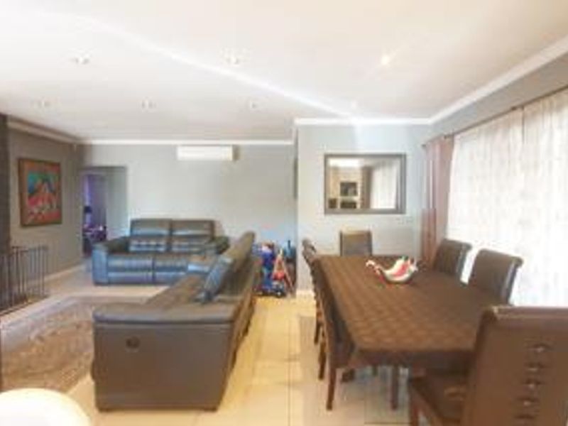 Charming 3-bedroom cluster for sale in Buccleuch, Sandton—perfect for modern living and convenience! - Photo 6