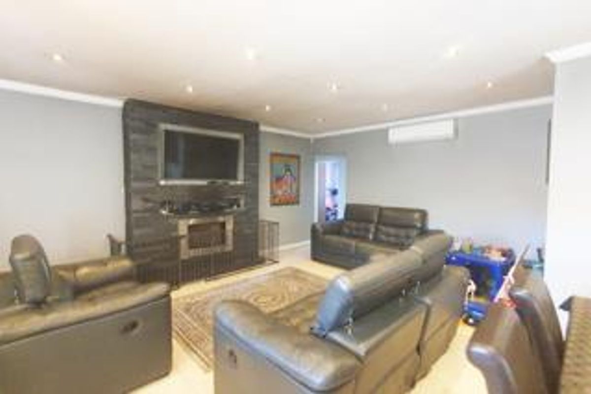Charming 3-bedroom cluster for sale in Buccleuch, Sandton—perfect for modern living and convenience! - Photo 4