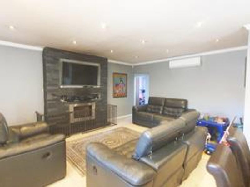 Charming 3-bedroom cluster for sale in Buccleuch, Sandton—perfect for modern living and convenience! - Photo 4