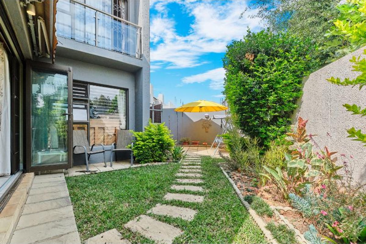 Exclusive Corner Elegance with 3 bedrooms, 2.5 bathrooms in a Boutique Complex of Only 8 Homes - Photo 4