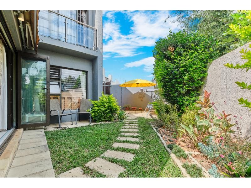 Exclusive Corner Elegance with 3 bedrooms, 2.5 bathrooms in a Boutique Complex of Only 8 Homes - Photo 4
