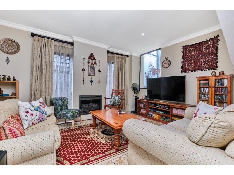 Exclusive Corner Elegance with 3 bedrooms, 2.5 bathrooms in a Boutique Complex of Only 8 Homes - Photo 9