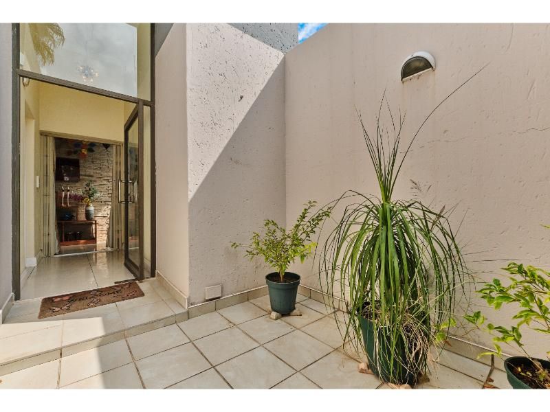 Exclusive Corner Elegance with 3 bedrooms, 2.5 bathrooms in a Boutique Complex of Only 8 Homes - Photo 6
