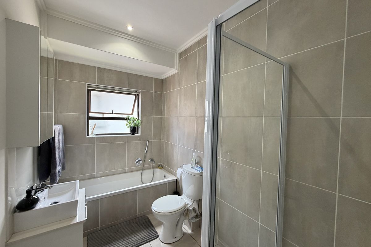 Stunning 2-bedroom apartment for sale in Barbeque Downs, Midrand—modern living in a prime location! - Photo 5