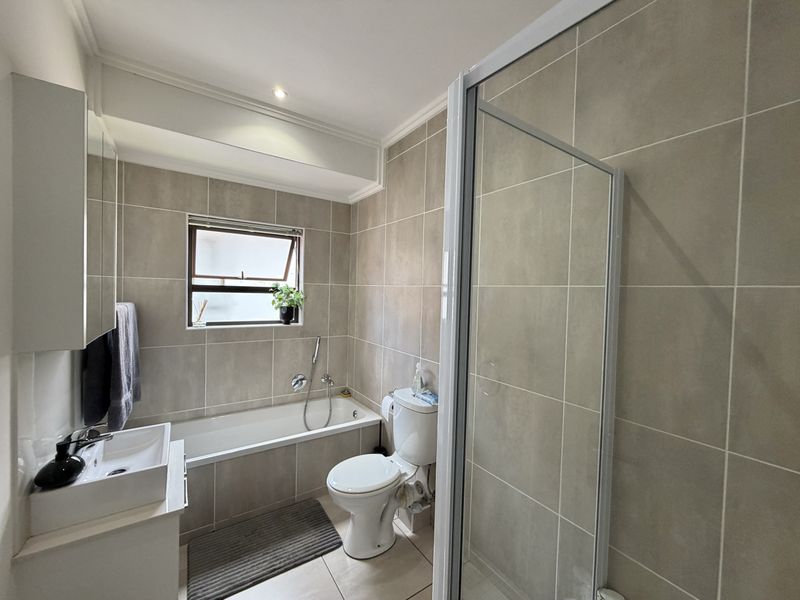 Stunning 2-bedroom apartment for sale in Barbeque Downs, Midrand—modern living in a prime location! - Photo 5