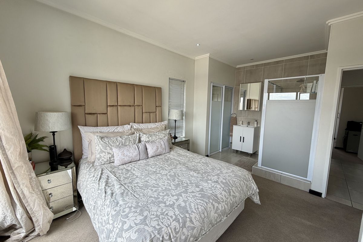 Stunning 2-bedroom apartment for sale in Barbeque Downs, Midrand—modern living in a prime location! - Photo 4