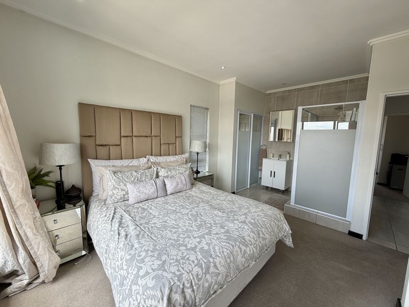 Stunning 2-bedroom apartment for sale in Barbeque Downs, Midrand—modern living in a prime location! - Photo 4
