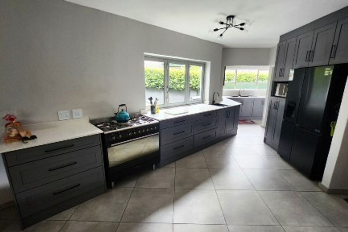 ELEGANT & EXCITING - Photo 3