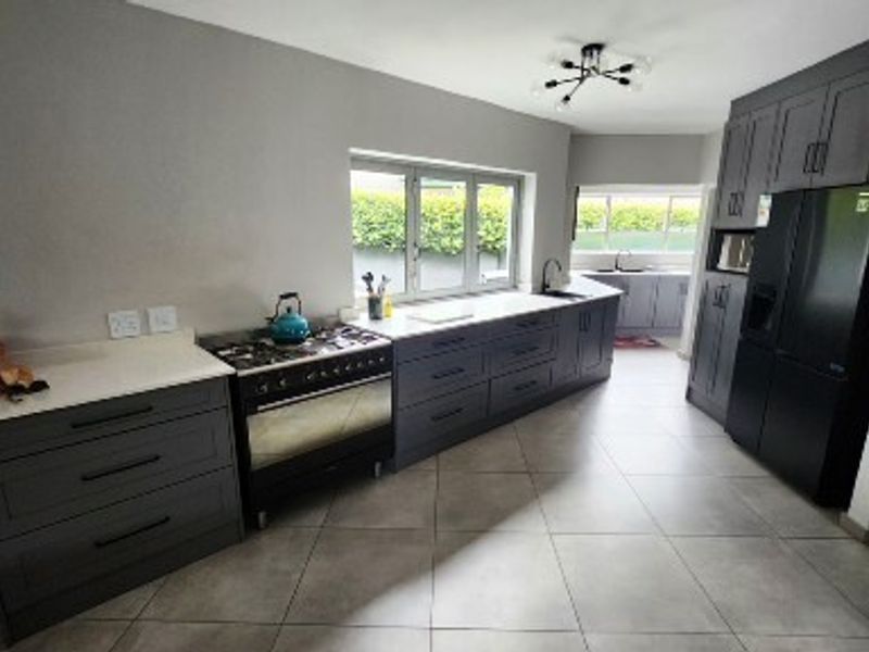 ELEGANT & EXCITING - Photo 3