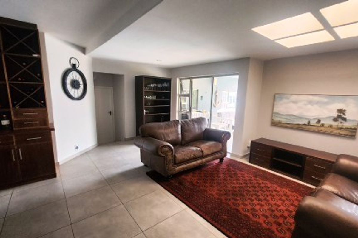 ELEGANT & EXCITING - Photo 2