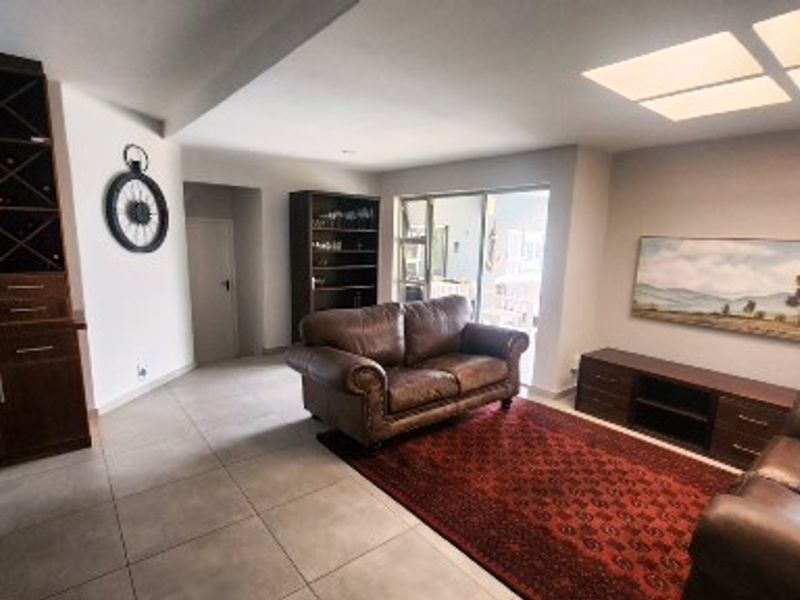 ELEGANT & EXCITING - Photo 2