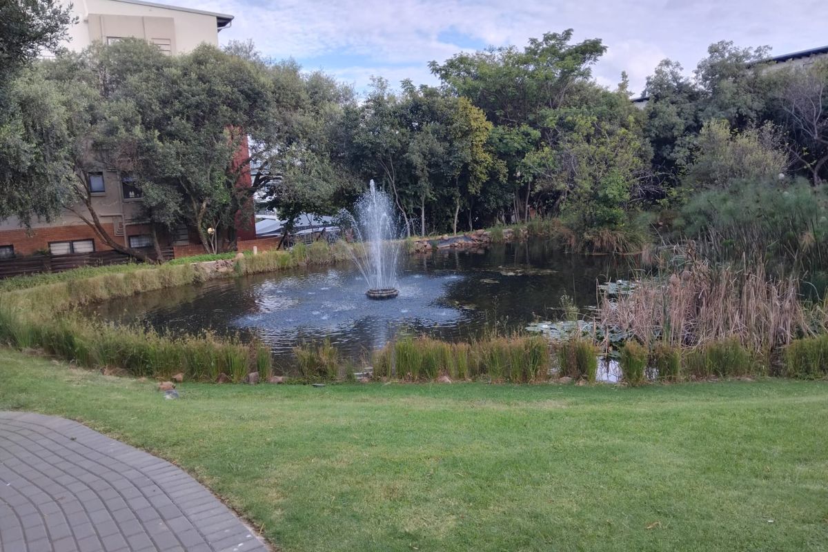 Modern 2-Bedroom Apartment in a Secure Lifestyle Estate Next to Dainfern Square Shopping Centre - Photo 4