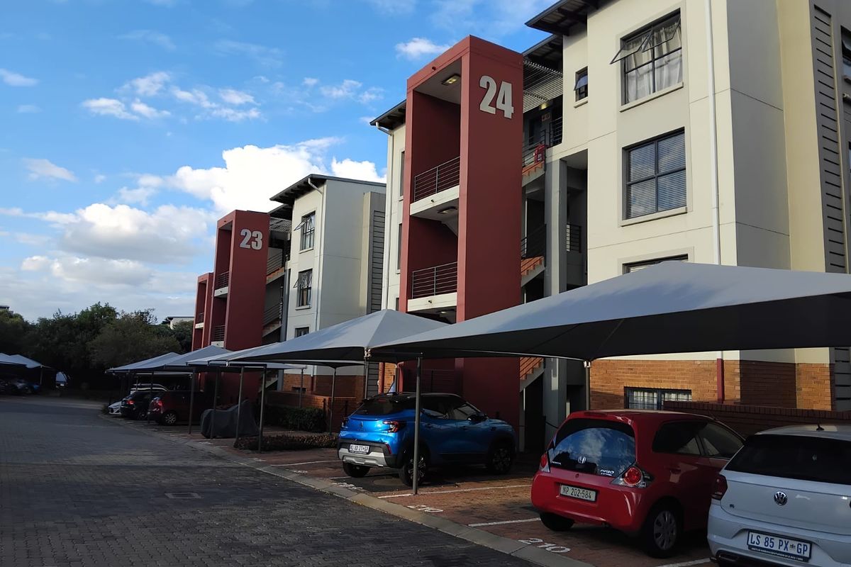 Modern 2-Bedroom Apartment in a Secure Lifestyle Estate Next to Dainfern Square Shopping Centre - Photo 2