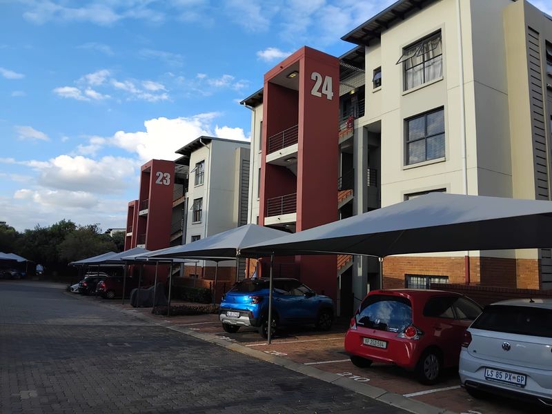 Modern 2-Bedroom Apartment in a Secure Lifestyle Estate Next to Dainfern Square Shopping Centre - Photo 2