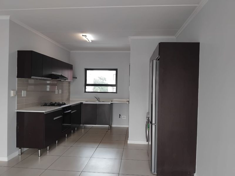 Modern 2-Bedroom Apartment in a Secure Lifestyle Estate Next to Dainfern Square Shopping Centre - Photo 10