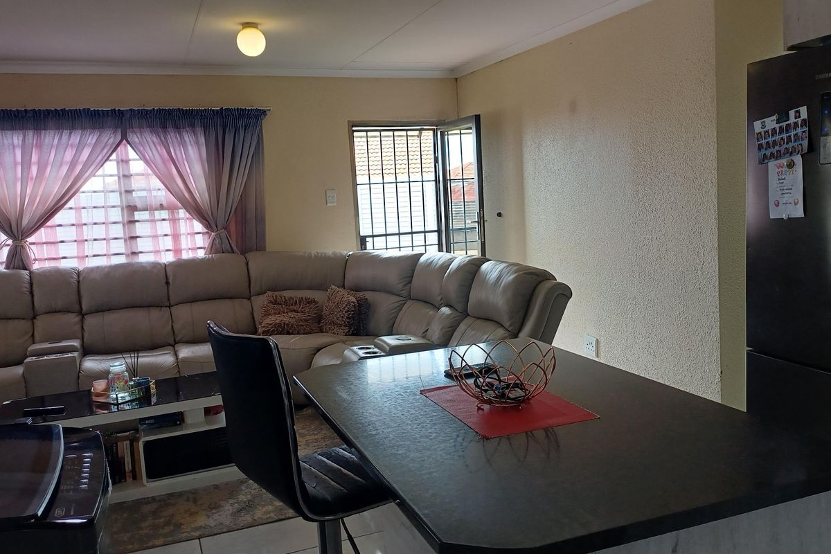 Freehold For Sale In Alberton - Photo 4