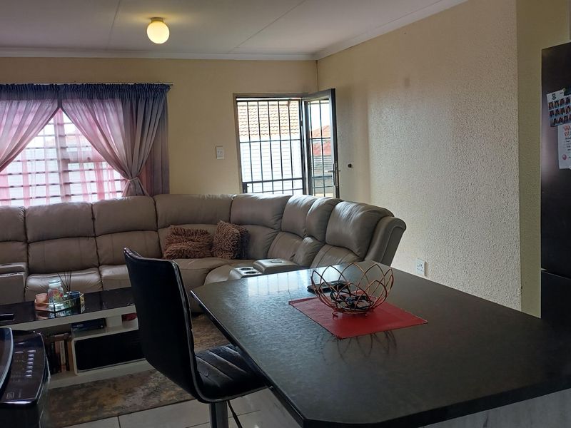 Freehold For Sale In Alberton - Photo 4