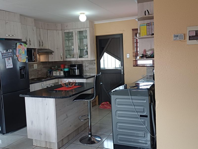 Freehold For Sale In Alberton - Photo 5